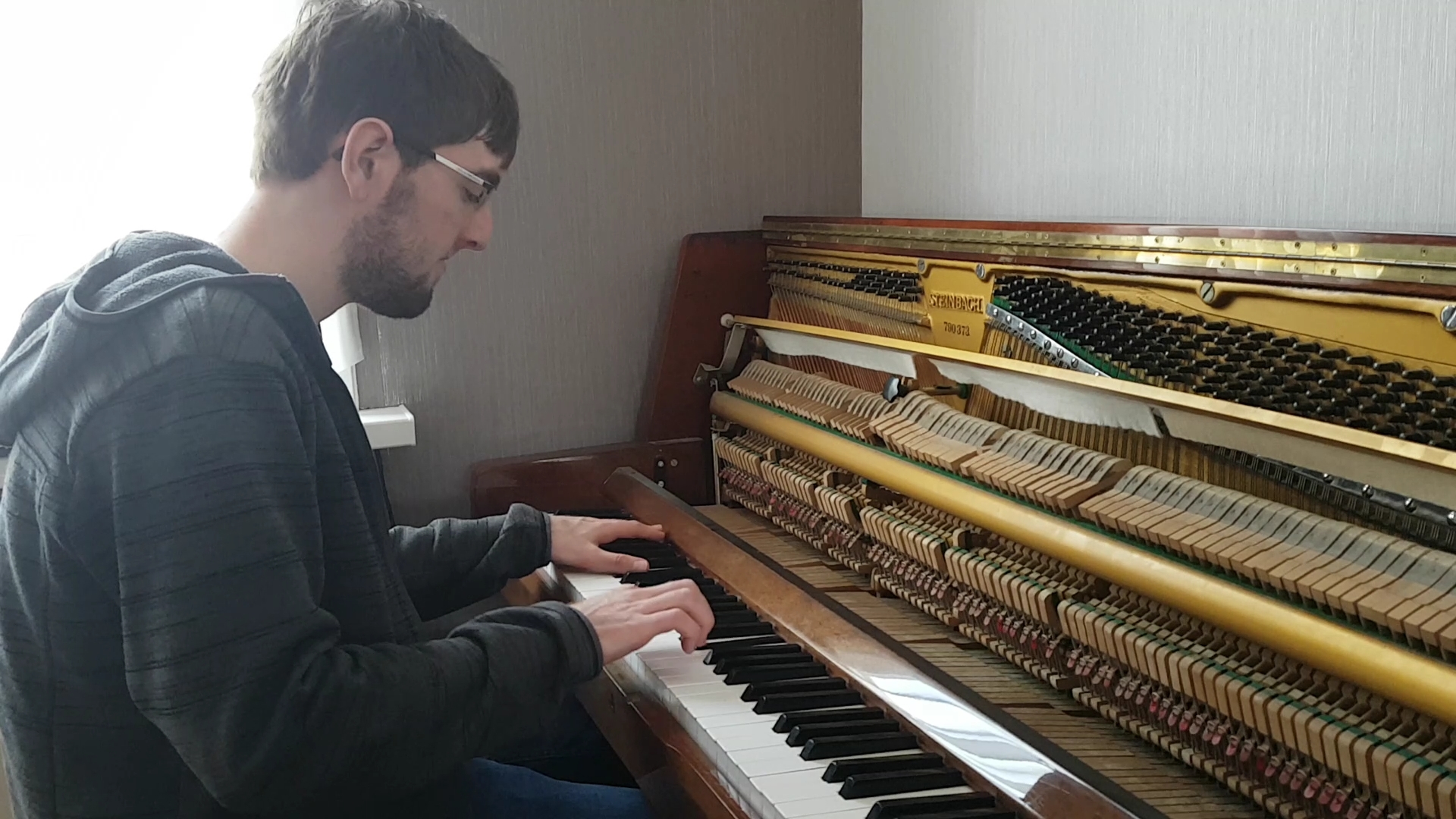Bavo speelt piano