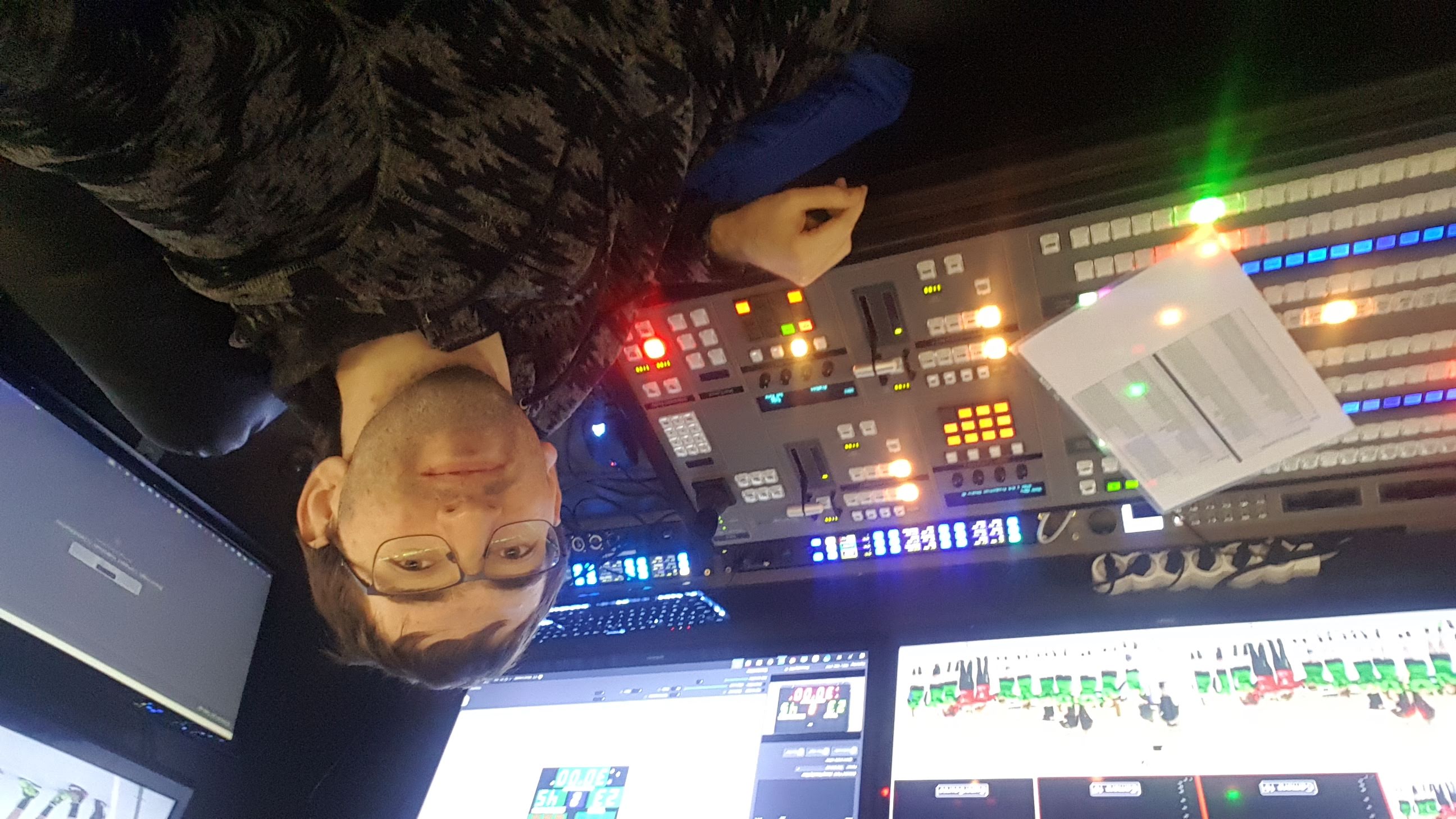 Bavo achter het videoregiepaneel